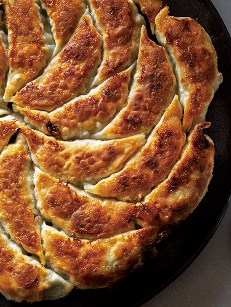 コツは蒸してから揚げ焼き! 野菜多めがうれしい♪「野菜餃子」のレシピの画像1