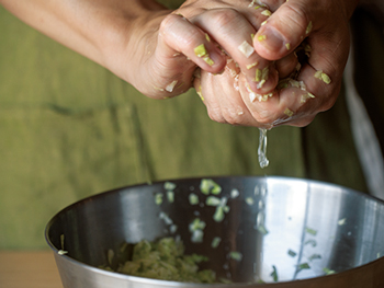 コツは蒸してから揚げ焼き! 野菜多めがうれしい♪「野菜餃子」のレシピの画像2