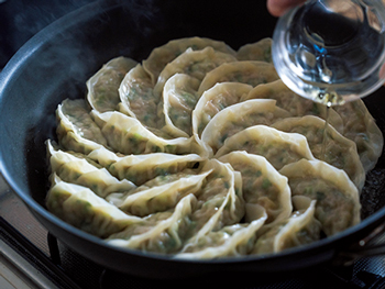 コツは蒸してから揚げ焼き! 野菜多めがうれしい♪「野菜餃子」のレシピの画像3