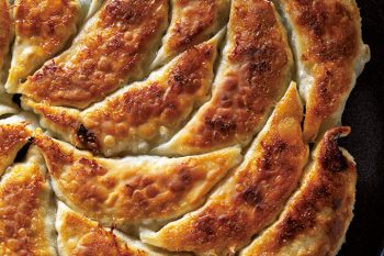 コツは蒸してから揚げ焼き! 野菜多めがうれしい♪「野菜餃子」のレシピ