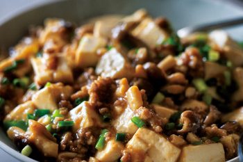 辛くないから子どもも喜ぶ！ 料理家・今井亮さんの「きのこ麻婆豆腐」のレシピ