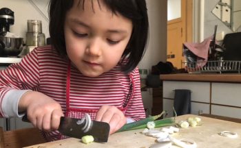 まずは残り物のチャーハンから。親がラクできて、子どもの将来にも役立つ「自炊への誘導」【タベコト in Berlin・116】