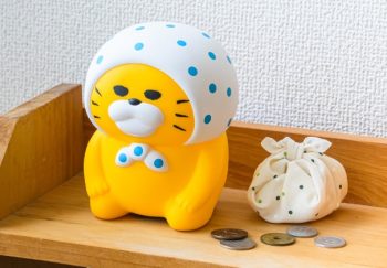 kodomoe shopより新商品♪ 人気の「ノラネコぐんだんちょきんばこ」に新ポーズ「ほっかむり」が登場！
