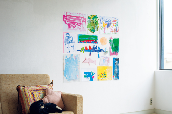 【子どもの絵、どう飾る?】統一感が出るコツはこれ! 子どもと一緒に写真を撮って成長記録にも◎の画像1