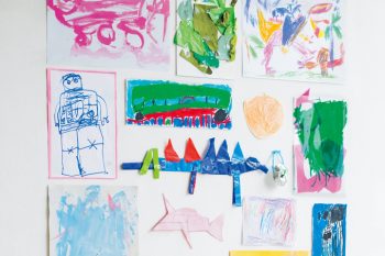 【子どもの絵、どう飾る？】統一感が出るコツはこれ！ 子どもと一緒に写真を撮って成長記録にも◎