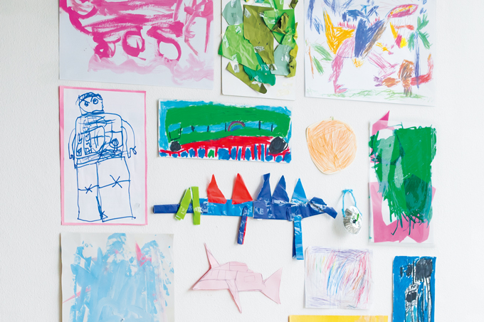 【子どもの絵、どう飾る?】統一感が出るコツはこれ! 子どもと一緒に写真を撮って成長記録にも◎