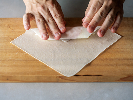 【おうち中華】春巻きの具材にルールはなし! 調味料いらずで手軽に作れる「ハムとキャベツ、チーズの春巻き」のレシピの画像3