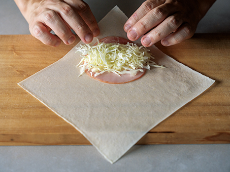 【おうち中華】春巻きの具材にルールはなし! 調味料いらずで手軽に作れる「ハムとキャベツ、チーズの春巻き」のレシピの画像2