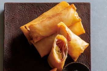 【おうち中華】春巻きの具材にルールはなし！ 調味料いらずで手軽に作れる「ハムとキャベツ、チーズの春巻き」のレシピ