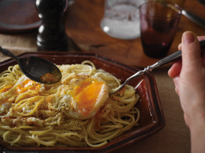 【節約レシピ】卵でつくる！ 生クリームもベーコンも使わない「目玉焼きカルボナーラ」の画像1