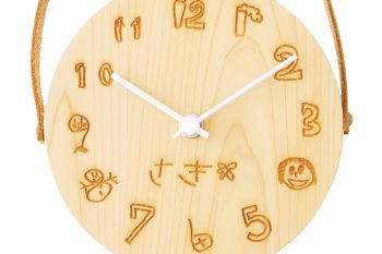 卒園記念品にもおすすめ！ 子どもの手書き文字や絵が転写できる世界にひとつの「時計」【こどモノ2月号】