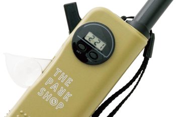 【アウトドアや散歩、外遊びで活躍のガジェット】ライトや笛、望遠鏡や時計など7in1のマルチアイテム！【こどモノ2月号】