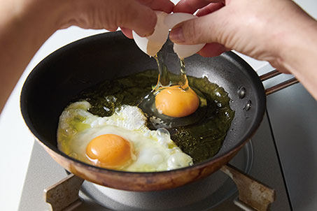 【節約レシピ】卵でつくる！ 生クリームもベーコンも使わない「目玉焼きカルボナーラ」の画像2