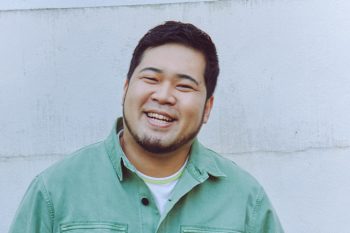 お笑い芸人・松井ケムリさんロングインタビュー。昔からお調子者で明るくてよくボケる子でした【最新号からちょっと見せ】