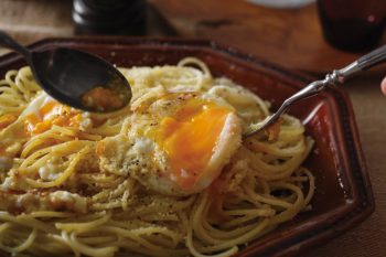 【節約レシピ】卵でつくる！ 生クリームもベーコンも使わない「目玉焼きカルボナーラ」