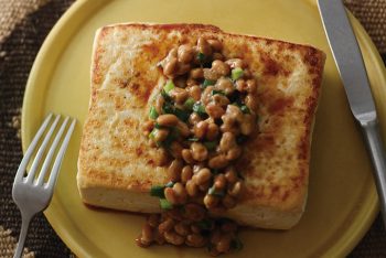 【節約レシピ】どーんと焼いて大胆なステーキに！ 豆腐で作る「ベジステーキ 納豆ソースがけ」のレシピ