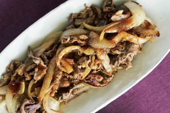 【レシピ】しょうゆだれをかけるだけ！「牛肉と玉ねぎ炒め おろししょうがだれがけ」の作り方