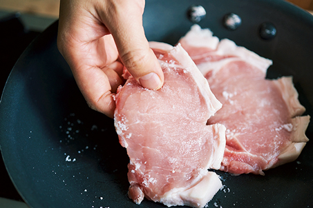 【塩ひとつで完成!】調味料の計量が面倒&調理のたびにレシピを確認したくない人必見!「ポークソテー」の作り方の画像2