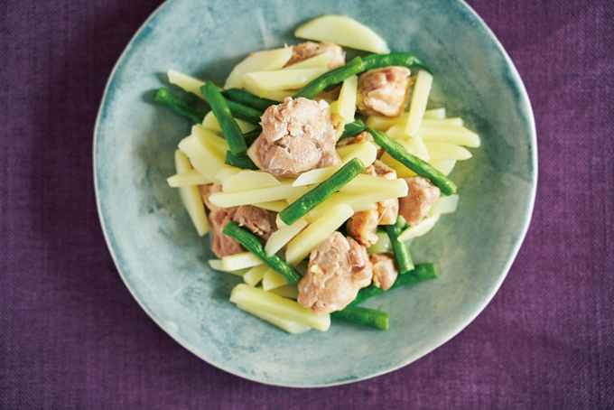 【調味料は塩ひとつだけ!】とびきりおいしいおかずが作れる「鶏ももとじゃがいもの蒸し煮」のレシピの画像1