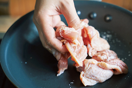 【調味料は塩ひとつだけ!】とびきりおいしいおかずが作れる「鶏ももとじゃがいもの蒸し煮」のレシピの画像2