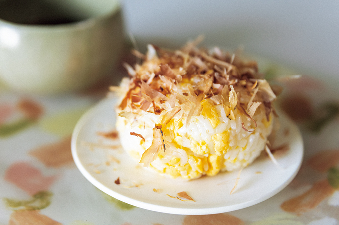 【長谷川あかりさんのおにぎりレシピ】朝ごはんにぴったり栄養満点！「基本の塩おにぎり」＆「炒り卵とおかかのおにぎり」の作り方