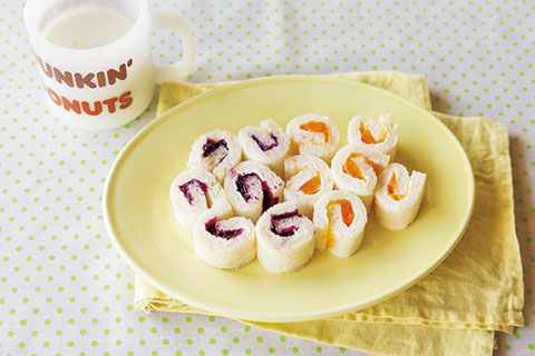 【食パンレシピ】ポイントは巻き方！ ひと口サイズで子どもも食べやすい「ジャムのロールサンド」の画像1