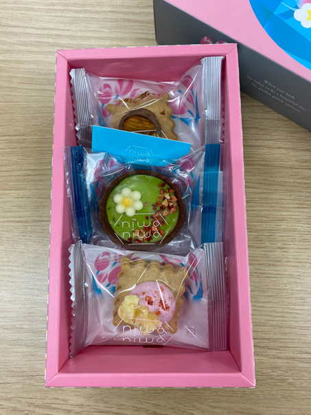 【編集部スタッフイチオシ！】ピーチチーズクリームサクサクサブレが楽しめる♪ 華やかおやつ「フラワーベッド」の画像2