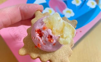 【編集部スタッフイチオシ！】ピーチチーズクリームサクサクサブレが楽しめる♪ 華やかおやつ「フラワーベッド」