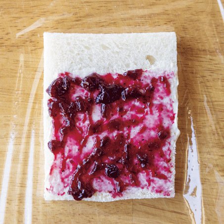 【食パンレシピ】ポイントは巻き方！ ひと口サイズで子どもも食べやすい「ジャムのロールサンド」の画像2