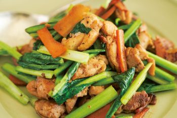 【レシピ】しょうゆひとつで完成！ とびきりおいしい「鶏ももとにんじん 小松菜のしょうゆ炒め」のレシピ