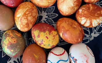 ひいおじいちゃんと一緒にイースターの卵を染める娘。毎年同じことの繰り返しが、心身に与えること【タベコト in Berlin・122】