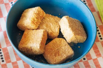 【食パンレシピ】ひと口サイズにカットして！ サクッとおいしい「基本の揚げパン」の作り方