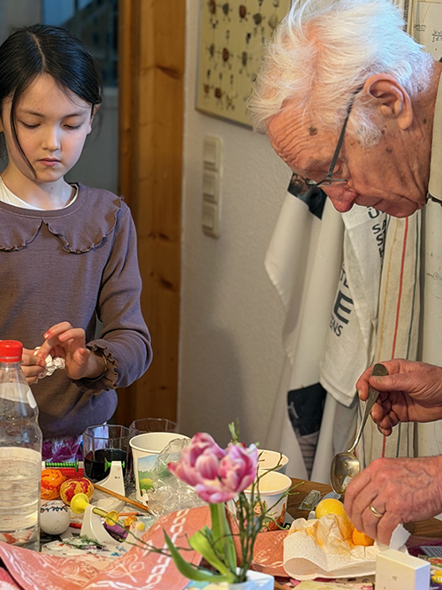 ひいおじいちゃんと一緒にイースターの卵を染める娘。毎年同じことの繰り返しが、心身に与えること【タベコト in Berlin・122】の画像1