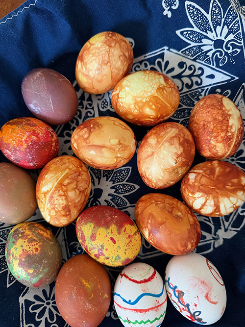 ひいおじいちゃんと一緒にイースターの卵を染める娘。毎年同じことの繰り返しが、心身に与えること【タベコト in Berlin・122】の画像2