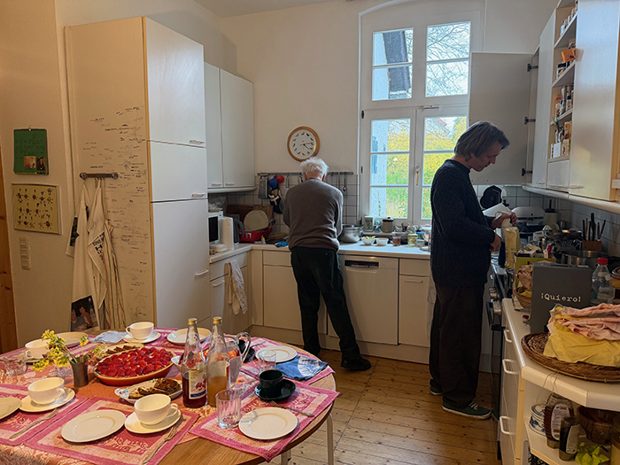 ひいおじいちゃんと一緒にイースターの卵を染める娘。毎年同じことの繰り返しが、心身に与えること【タベコト in Berlin・122】の画像3