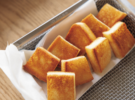 【食パンレシピ】ひと口サイズにカットして！ サクッとおいしい「基本の揚げパン」の作り方の画像4
