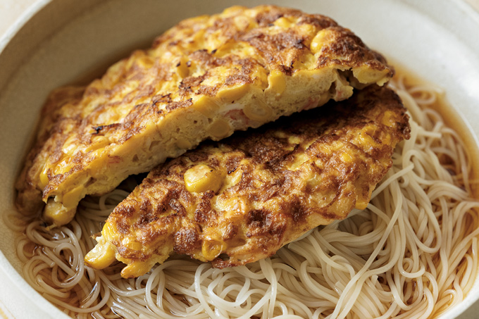 【そうめんレシピ】大胆にのせたかに玉が主役！くずしながら麺に絡めて♪「かに玉のっけそうめん」の作り方