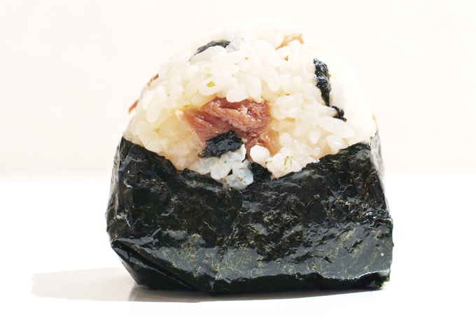 【おにぎりレシピ】缶詰でパパッと作れる「焼き鳥とちぎり海苔のおにぎり」