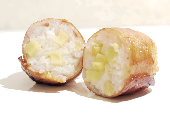 【おにぎりレシピ】お弁当にも朝ごはんにも! 満足の食べ応え「たくあんの肉巻きおにぎり」