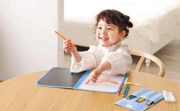 クレヨンのように濃く描ける！ママ・パパの声から生まれた「子ども用色鉛筆」