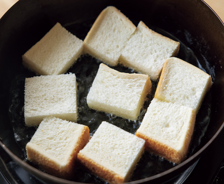 【食パンレシピ】ひと口サイズにカットして！ サクッとおいしい「基本の揚げパン」の作り方の画像2