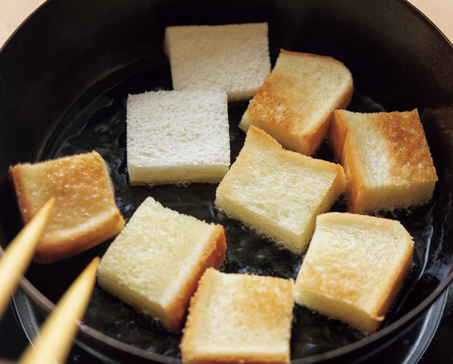 【食パンレシピ】ひと口サイズにカットして！ サクッとおいしい「基本の揚げパン」の作り方の画像3
