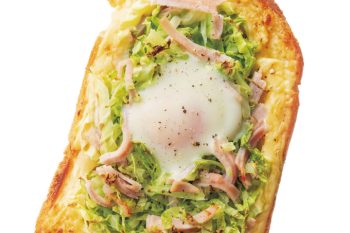 【食パンレシピ】いろいろな食感が楽しい♪ 巣ごもりエッグをトーストにオン！