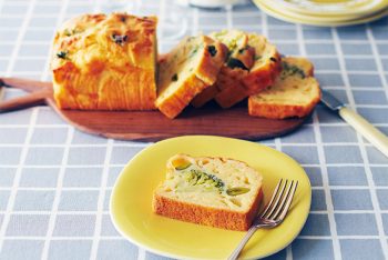 【朝ごはんレシピ】野菜たっぷり主食級のボリューム感！ 栄養豊富な「ブロッコリーとスナップエンドウのケークサレ」