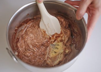 【ひんやりスイーツレシピ】バナナでまろやかリッチに♪「チョコバナナアイスサンド」の作り方の画像2