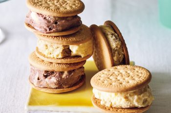 【ひんやりスイーツレシピ】バナナでまろやかリッチに♪「チョコバナナアイスサンド」の作り方