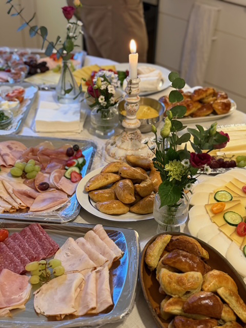 誕生会や結婚式など、ドイツでは手作りパーティーが盛ん。皆で料理を少しずつ持ち寄り、ケーキや音楽演奏まで自前でまかなう豊かな時間です。【タベコト in Berlin・125】の画像6