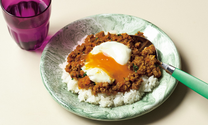 【カレー粉でお手軽レシピ】煮込み時間は10分以下！「おろしにんじんのキーマカレー」の作り方