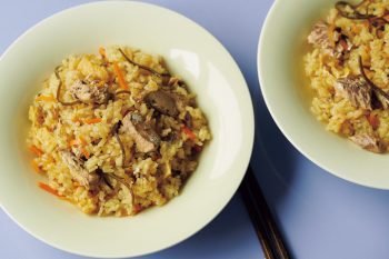 【カレー粉で完成！】今日のごはんに迷ったら「サバ缶と塩昆布のカレー炊き込みごはん」を作ろう！