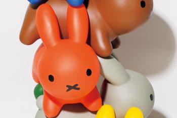 【体や五感が自然と育つ！】「ブルーナボンボンのくみくみ」にぎる、並べる、積む、投げる、くずして遊ぶ！